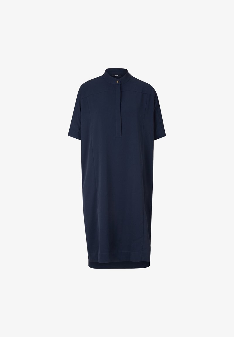 Granatowa sukienka z krótkim rękawem, z kołnierzykiem mandarynkowym, z guzikami, prostym krojem i bocznymi rozporkami, wykonana z lekkiego materiału.