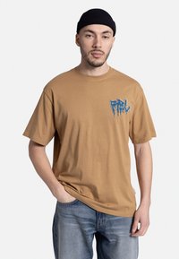 Redefined Rebel UNISEX TOBIAS - Majica kratkih rukava s printom - dijon
