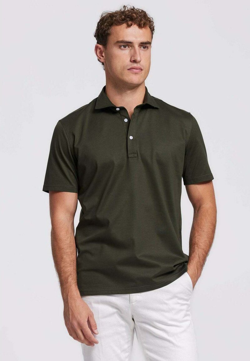 Donkergroene polo met korte mouwen, voorzien van een kraag en een knoopsluiting met drie knopen, gemaakt van een soepel, lichtgewicht materiaal.