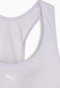 Lys lilla treningssinglet med racerback-design, med en liten hvit Puma-logo foran. Glatt stofftekstur synlig.