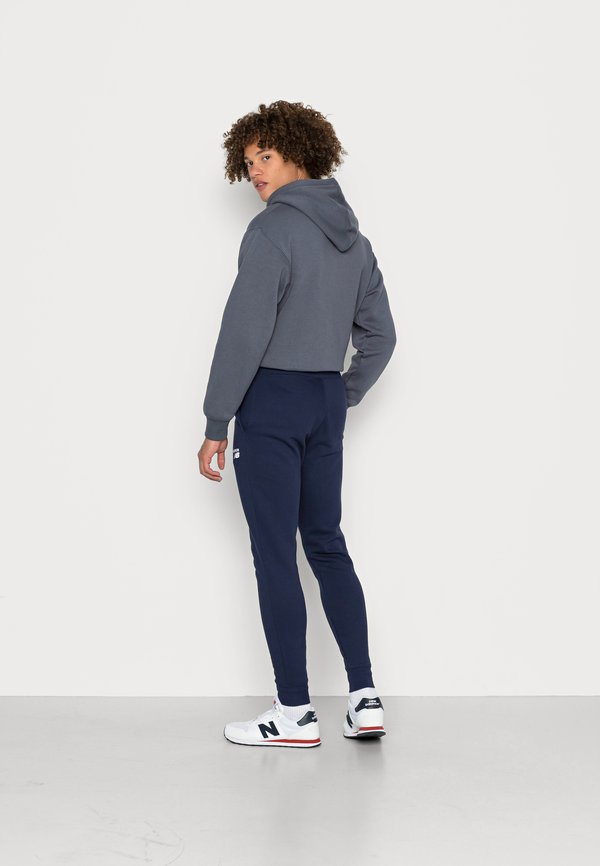 CLASSIC CORE PANT - Tracksuit bottoms - pigment4