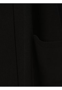 Zwart gebreid kledingstuk met een geribde textuur, voorzien van een zak. De stof lijkt zacht en iets elastisch, ontworpen voor comfort.