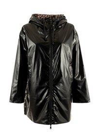 Chaqueta negra, brillante e impermeable con capucha, forrada con un estampado de leopardo, cierre frontal y bolsillos laterales. Corte holgado y textura ligera.