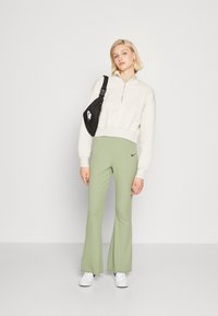 Nike Sportswear SPORTSWEAR PHOENIX FLEECE - Ikdienas džemperis - orewood/sail