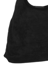 Schwarze Schultertasche aus Wildleder mit glatter Textur, geschwungener Form und einem einzelnen oberen Henkel für einfaches Tragen. Keine sichtbaren Metallteile.