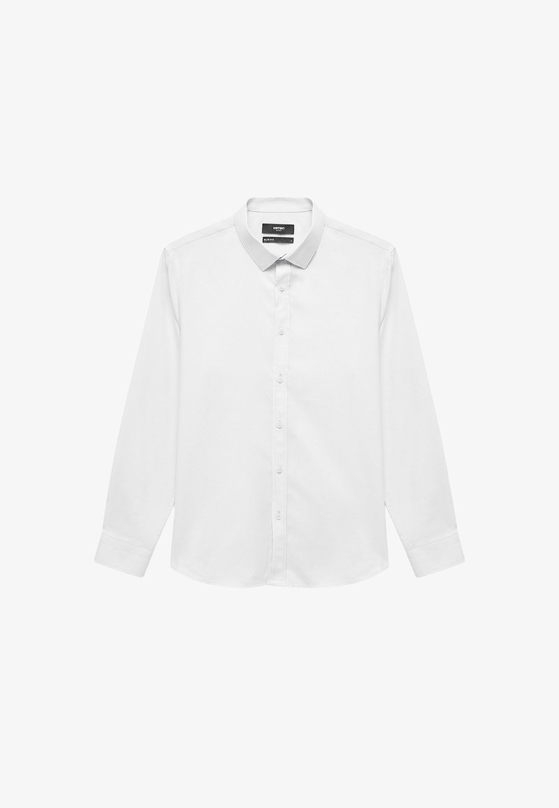 Chemise blanche à manches longues en tissu lisse, avec un col classique, une fermeture à boutons sur le devant et des poignets boutonnés. Sans motifs ni ornements.