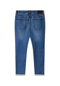 Vaqueros de mezclilla azul con corte recto, que presentan dos bolsillos traseros, un dobladillo enrollado y una etiqueta de cuero marrón de la marca en la cinturilla.