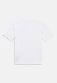 T-shirt branca de mangas curtas vista de costas, com decote redondo, sobre um fundo branco.