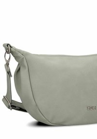 Hellgraue Leder-Halbmonden-Crossbody-Tasche mit verstellbarem Riemen und silbernem Metallverschluss, mit kleinem "ZWEI"-Logo auf der Vorderseite.
