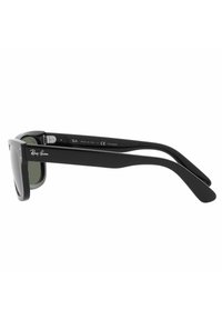 Occhiali da sole Ray-Ban con montatura rettangolare nera, lenti verdi polarizzate e aste nere lisce con dettagli in metallo argentato.