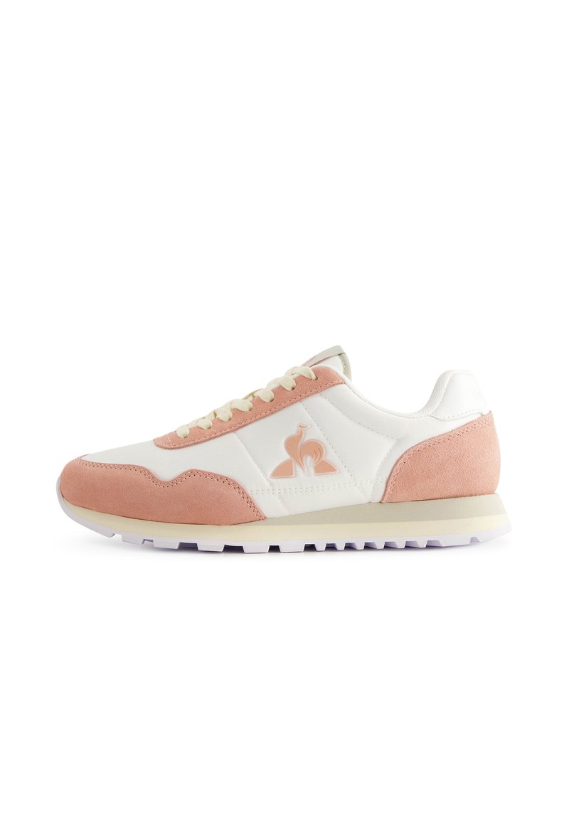 Les baskets présentent des panneaux en cuir blanc et en daim rose clair, un bout arrondi et une semelle texturée. Comprend un logo sur le côté et des lacets plats.