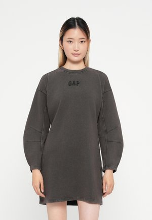 Sivi dukserica haljina od mekog materijala, sa okruglim izrezom, dugim rukavima i izvezenim logotipom "GAP" na prsima.