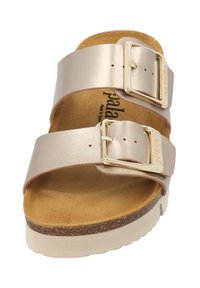Helle goldene Leder-Slide-Sandale mit zwei verstellbaren Riemen, silbernen Schnallen und einem konturierten Korkfußbett auf einer weißen Plateausohle.