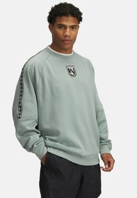 Under Armour 96 TERRACE - Sportinis megztinis - silica green