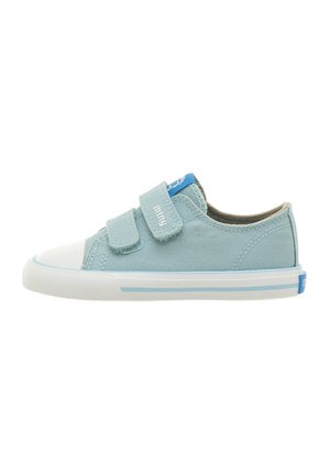 Helle blaue Segelschuhe aus Canvas mit zwei Klettverschlüssen, weißer Gummikappe und Sohle sowie einem blauen Etikett auf der Zunge. Strukturierte Oberfläche.