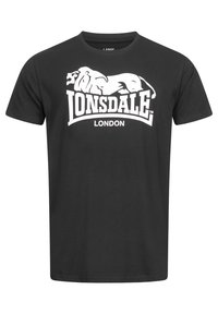 Μαύρο T-shirt με κοντά μανίκια και λευκό γραφικό λιονταριού πάνω από τη λέξη "LONSDALE" και "LONDON" από κάτω με κεφαλαία γράμματα.