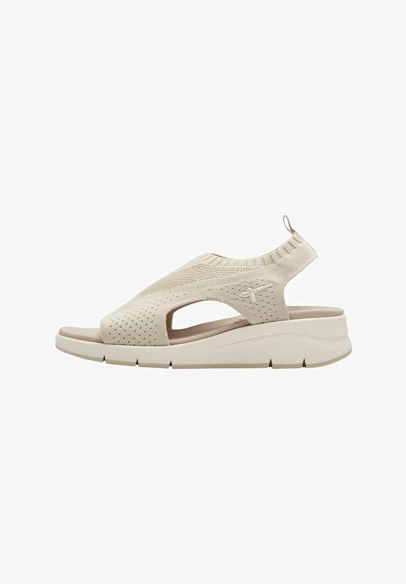 Beige kötött szandál nyitott orrral, kivágott oldalakkal és texturált wedge talppal. Hátsó pánttal és enyhe párnázottsággal rendelkezik.