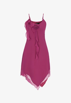 Lühike lilla šifoonkleit koos õhukeste rihmade, volangidega ja roosi aktsendiga kaela lähedal; ääred on ebaühtlased.