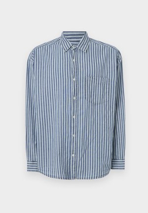 Camisa de botão em algodão leve, com riscas verticais azuis e brancas, um bolso no peito e um design de colarinho clássico.