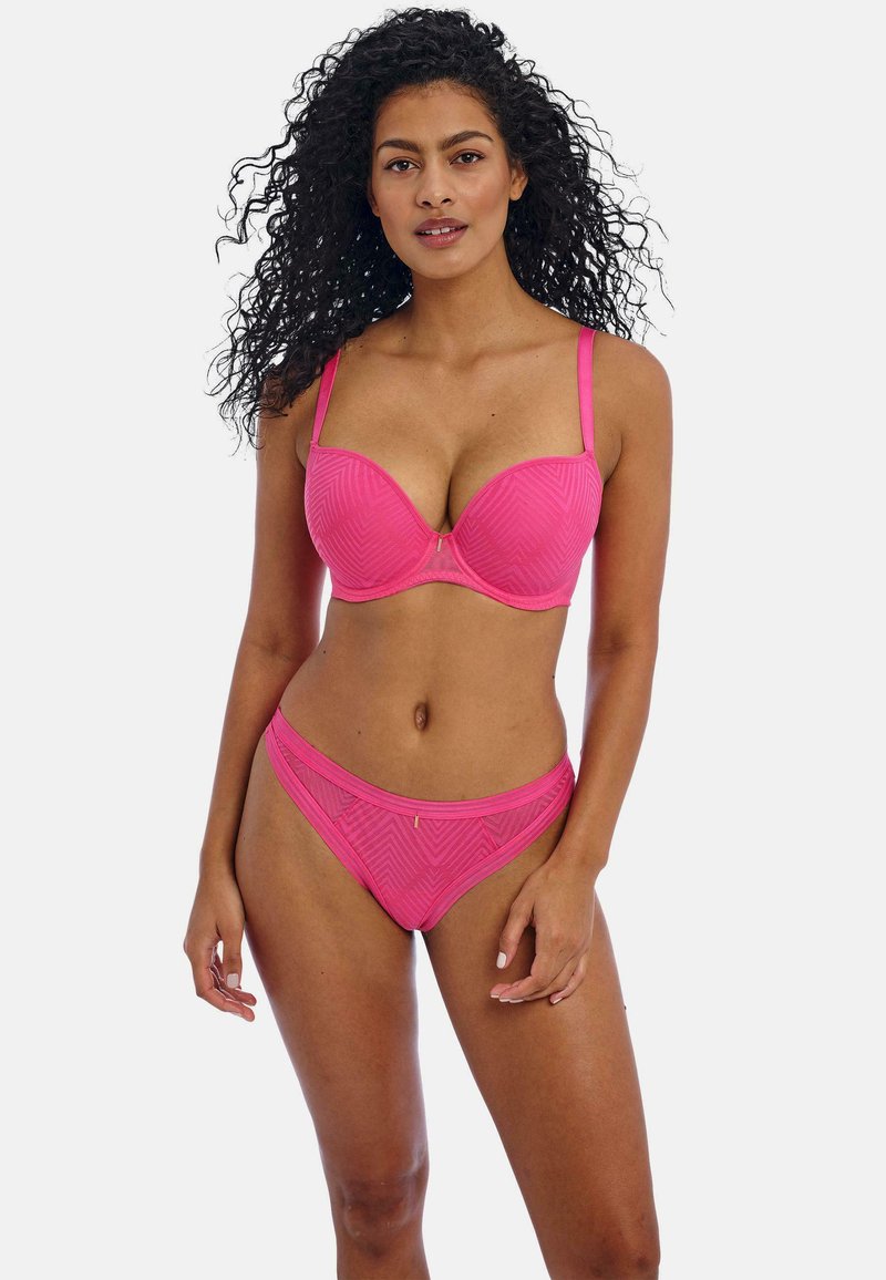 Rosa Bikini-Set mit gerippter Textur, das ein gepolstertes Oberteil mit verstellbaren Trägern und einem passenden, tief geschnittenen Höschen umfasst.