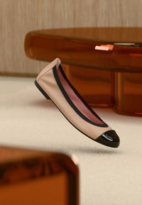 Επιλέχθηκε, black