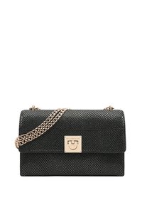 Zwarte getextureerde handtas met een kettingband, voorzien van een gouden sluiting en logo-detail aan de voorkant. Rechthoekige vorm met een klepjesluiting.