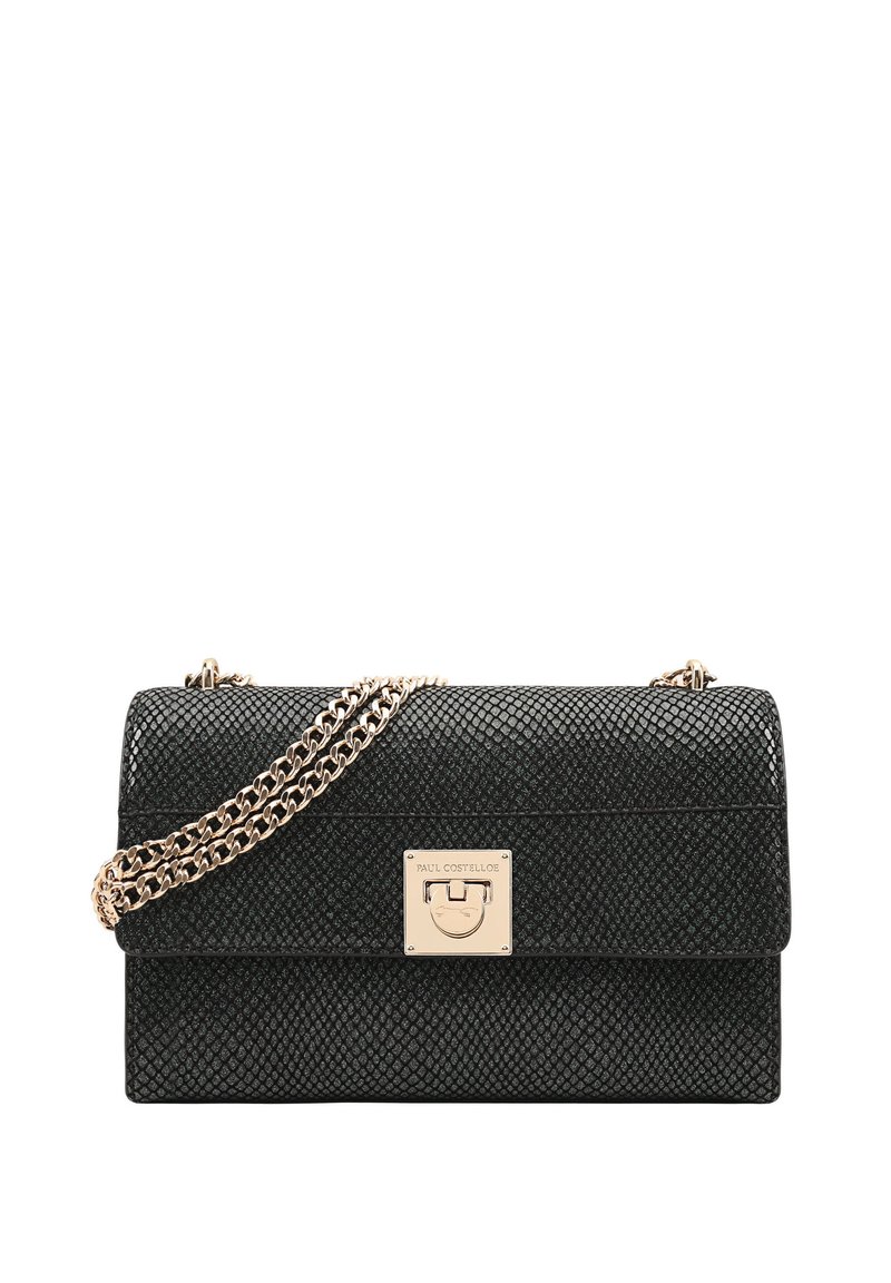 Zwarte getextureerde handtas met een kettingband, voorzien van een gouden sluiting en logo-detail aan de voorkant. Rechthoekige vorm met een klepjesluiting.