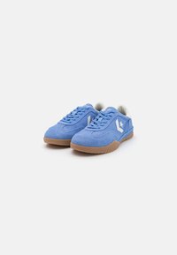 Tenisi din suede de culoare albastru deschis, cu un finisaj texturat, având o talpă din cauciuc și accente albe cu logo pe laterale. Sistem de închidere cu șireturi.