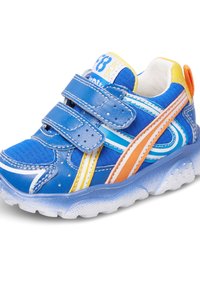 Modrá sportovní teniska s vrchním dílem ze syntetické kůže a síťoviny, která má oranžové a žluté pruhy, suché zipy a texturovanou podrážku.