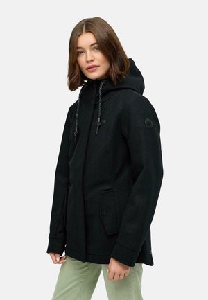 Veste à capuche noire en tissu texturé semblable à de la laine, avec fermeture éclair à l'avant, cordons de serrage et poches latérales pour plus de fonctionnalité.