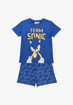 Tenue enfant bleue avec le texte « TEAM SONIC » et un visuel Sonic the Hedgehog sur le t-shirt, short bleu assorti avec le texte « SONIC » répété.