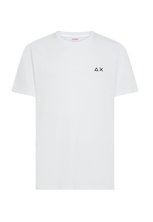 Wit T-shirt met korte mouwen en ronde hals, met een klein zwart driehoek- en X-logo op de linkerborst.