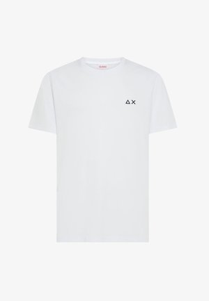 Wit T-shirt met korte mouwen en ronde hals, met een klein zwart driehoek- en X-logo op de linkerborst.