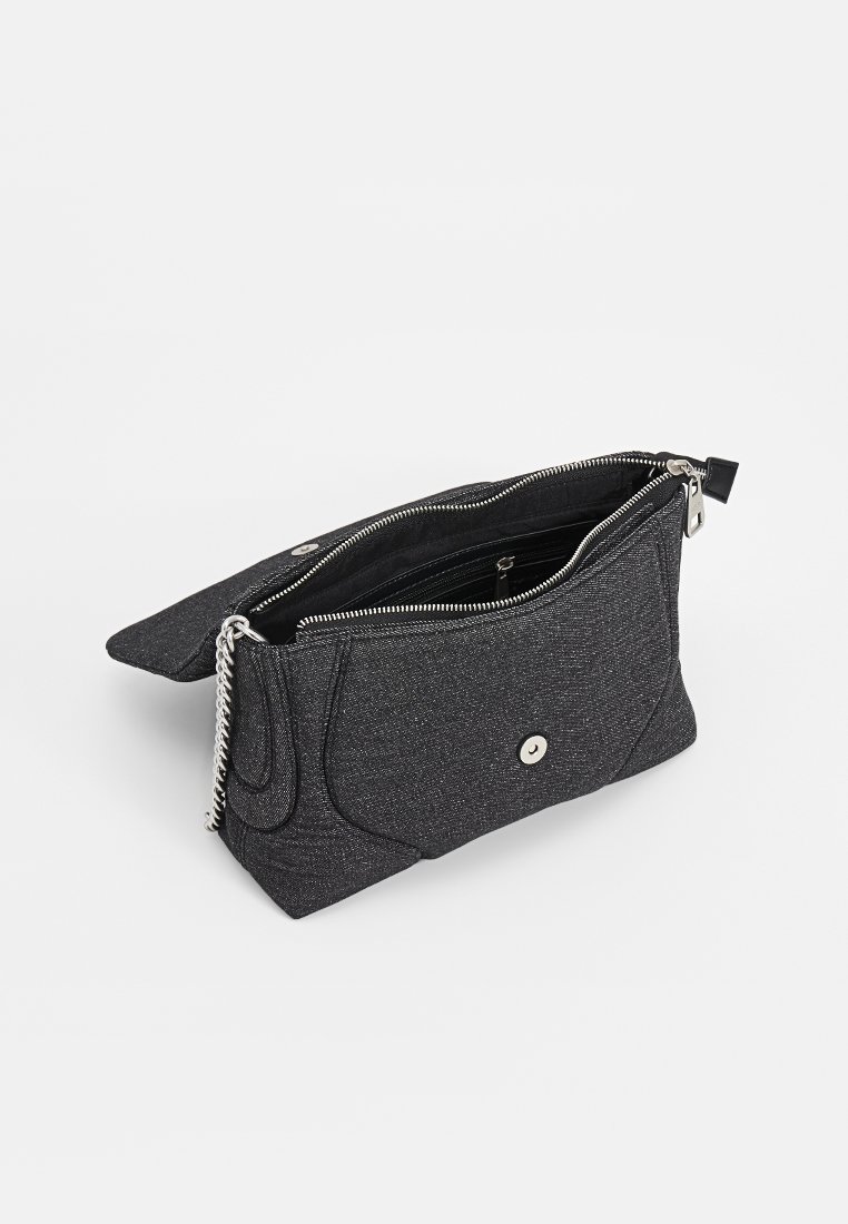Sacchetto di stoffa nera con zip e chiusura a scatto argentate, con un esterno testurizzato e un interno spazioso con compartimenti limitati.