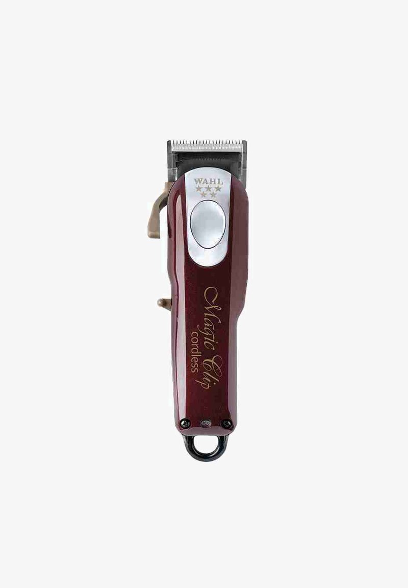Trådløs hårklipper i mørkerød og sølv, med blad i rustfrit stål, ergonomisk design og struktureret greb. Guld logo detaljer synlige.