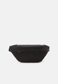 Marsupio in nylon nero con una superficie liscia, forma curva, chiusura con zip superiore e dettagli del logo goffrati discreti. Presenta una tasca esterna con zip.