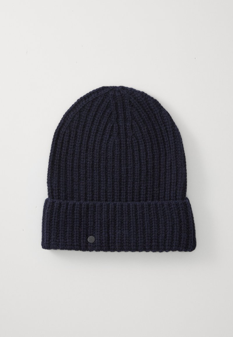 Beanie lavorato a maglia di colore navy, realizzato in filato spesso, con una texture a costine, risvolto e una piccola etichetta rotonda sul davanti.