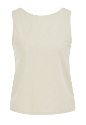 Ujjatlan bézs trikó kerek nyakkivágással és laza szabással, fehér háttér előtt bemutatva.