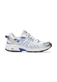 Baskets de course avec une tige en mesh et synthétique blanche, rehaussée de détails bleus et argentés, dotées d'une semelle rembourrée et d'un motif de traction.