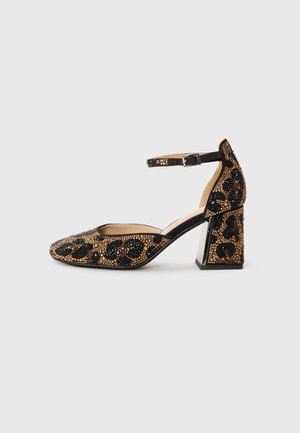 Scarpa con tacco alto nera e oro, con cinturino alla caviglia, punta appuntita e tacco quadrato, caratterizzata da un motivo a stampa leopardata.