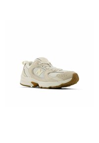 Beige Sport-Schuh mit Obermaterial aus Mesh und Wildleder, gepolsterter Zunge, auffälligem Logo und Gummisohle mit strukturiertem Grip.