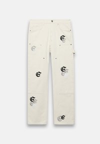 Pantalones cargo beige claro con múltiples bolsillos, con diseños gráficos en negro y plateado. Fabricados con un tejido duradero y de corte relajado.