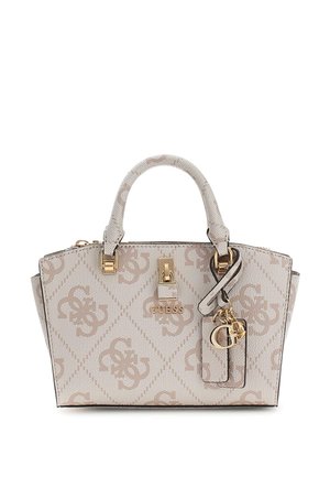 Sac à main beige avec un motif de logo en relief, quincaillerie dorée, double poignées et une bandoulière amovible. Il dispose d'une fermeture à rabat et d'une étiquette décorative.