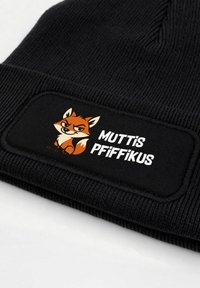 Black knit beanie featuring a rectangular patch with an illustrated fox and the text "MUTTIS PFIFFIKUS" in white font.