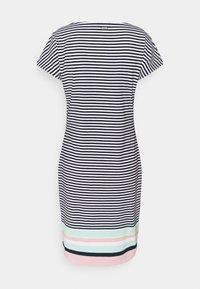Sukienka z krótkim rękawem do kolan w czarno-białe poziome paski oraz pastelowe paseczki w kolorze blokowym u dołu.