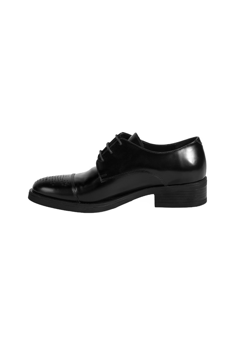 Chaussure de ville en cuir noir avec un dessus lisse, détail perforé sur les orteils, lacets ronds et un petit talon empilé. Design classique et élégant.