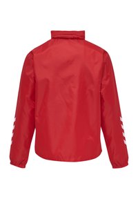 Giacca impermeabile rossa, maniche lunghe, colletto alto, texture liscia, con strisce bianche su entrambe le maniche. Vista posteriore con polsini elasticizzati.