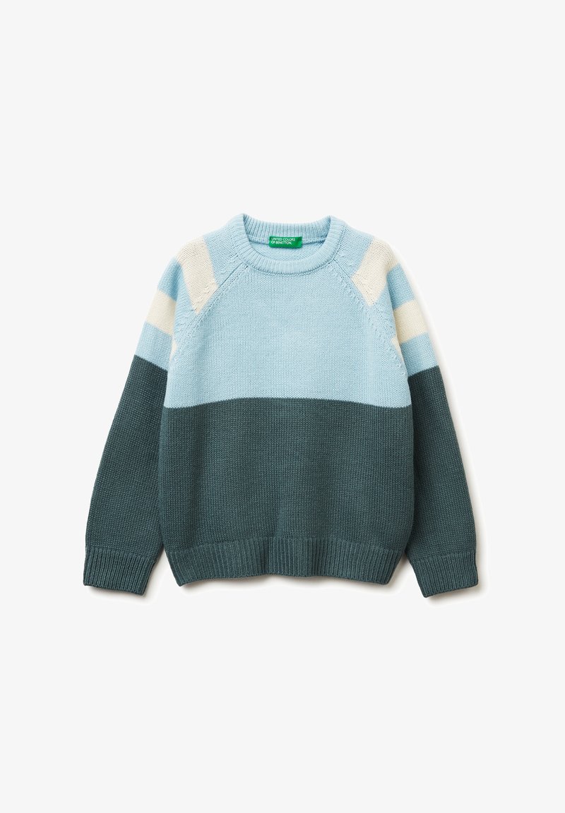 Pletený svetr s klasickým výstřihem, v světle modré, bílé a tmavě zelené barvě; žebrované manžety a lem; texturovaný vzor po celém povrchu.