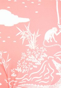 Tecido rosa claro com uma cena tropical em branco, apresentando um macaco, bambu e um crocodilo, realçado por padrões fluidos e visuais texturizados.