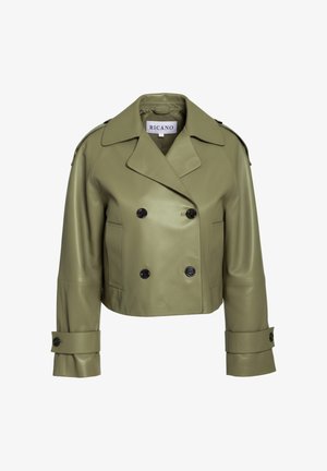 Olivengrøn crop-top i imiteret læder med dobbeltradet knaplukning, brede revers og justerbare manchetstropper. Inkluderer forlommer.